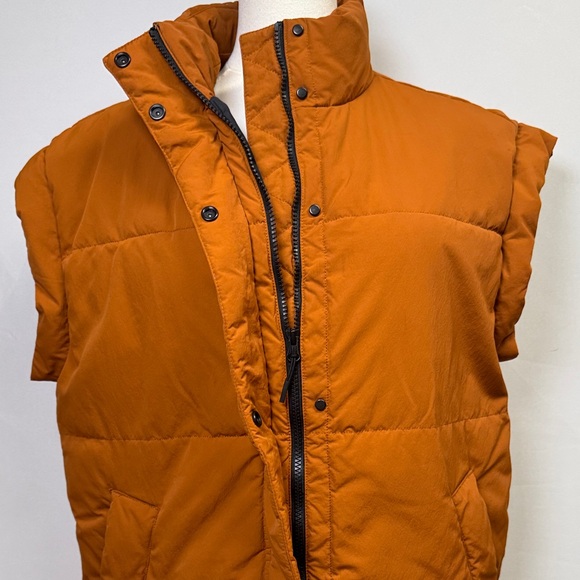 Everlane Orange ReNew Puffer Vest Size Medium - Picture 3 of 10
